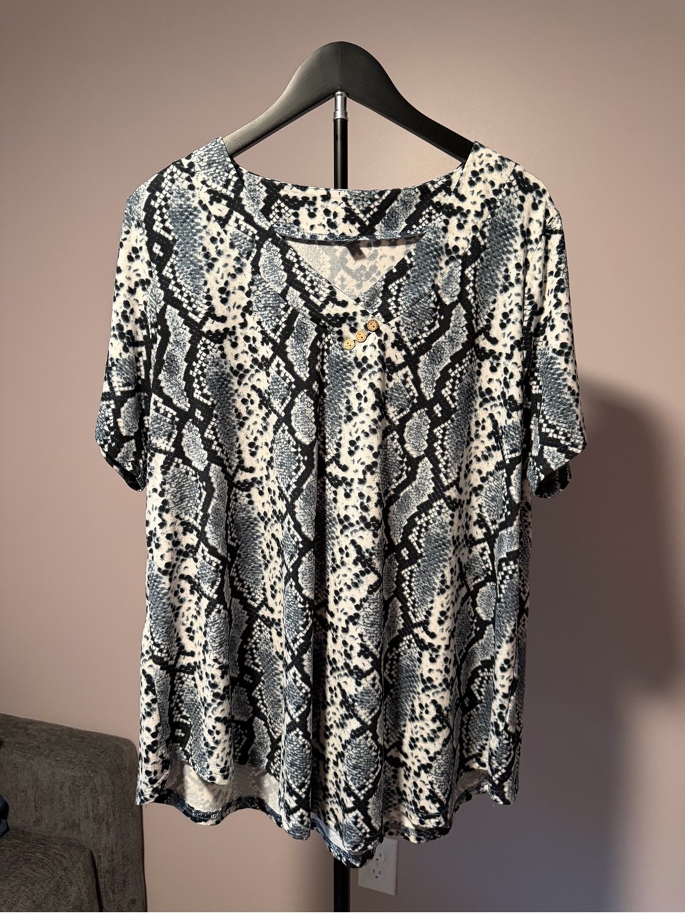 Short Sleeve V-Neck Snake Print Top in Black & Cream